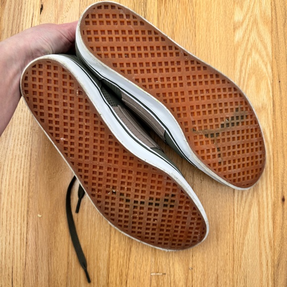 Puma sneakers. Size 10.5. - Picture 4 of 7